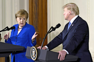27日の記者会見でも、メルケル氏(左)とトランプ氏の間にはギクシャクした空気が(ワシントン)=AP 27日の記者会見でも、メルケル氏(左)とトランプ氏の間にはギクシャクした空気が(ワシントン)=AP