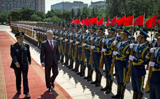 マティス米国防長官は中国の軍事近代化に危機感を強める(6月27日、北京)=AP マティス米国防長官は中国の軍事近代化に危機感を強める(6月27日、北京)=AP
