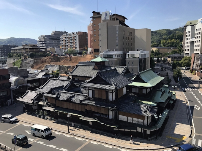 道後温泉 7年かけ本館改修へ 影響緩和に町ぐるみ汗 日本経済新聞 道後温泉 7年かけ本館改修へ 影響緩和に町ぐるみ汗 日本経済新聞