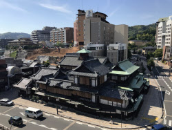 道後温泉 7年かけ本館改修へ 影響緩和に町ぐるみ汗 日本経済新聞