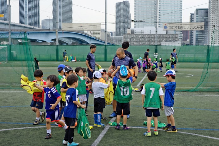 本田選手に経営者の顔 社員コーチでサッカー教室 日本経済新聞 本田選手に経営者の顔 社員コーチでサッカー教室 日本経済新聞