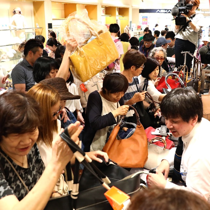 名古屋 丸栄 最終日 名残惜しむ客でにぎわう 日本経済新聞 名古屋 丸栄 最終日 名残惜しむ客でにぎわう 日本経済新聞
