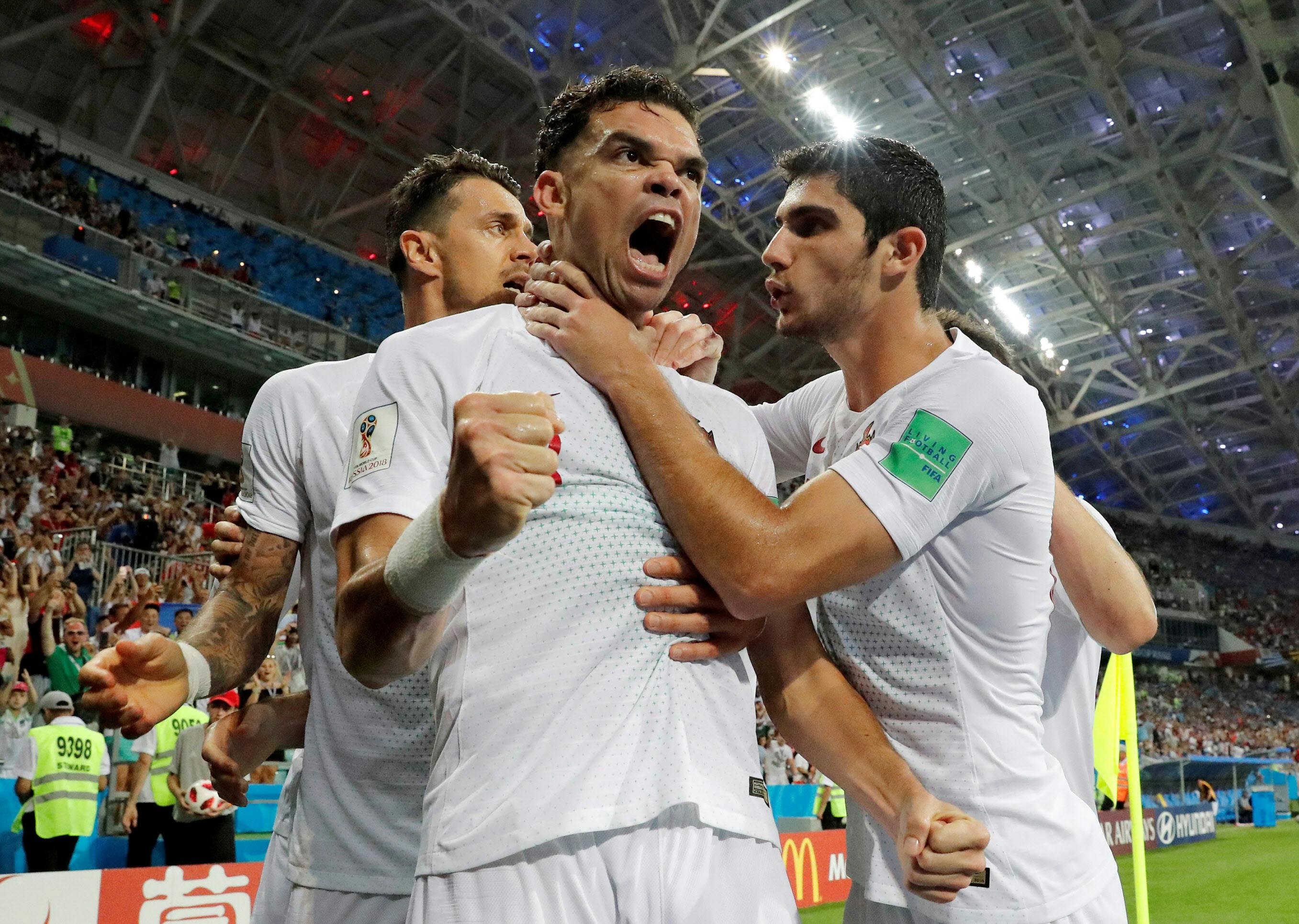 ウルグアイ ポルトガルを下す 写真 日本経済新聞 ウルグアイ ポルトガルを下す 写真 日本経済新聞