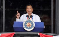 独立記念日に演説するフィリピン・ドゥテルテ大統領（12日、カビテ州）=ロイター