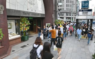 33年連続で路線価日本一となった東京・銀座の文具店「鳩居堂前」