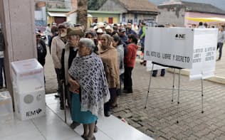 メキシコ大統領選の投票所に並ぶ人々（西部ミチョアカン州）=ロイター