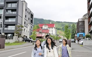 ホテルや別荘が立ち並ぶ北海道倶知安町を観光する香港の旅行者