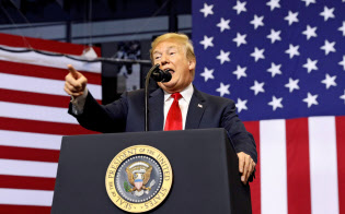 トランプ大統領の大型減税も追い風に、米経済は活況を呈しているが=ロイター トランプ大統領の大型減税も追い風に、米経済は活況を呈しているが=ロイター