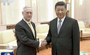 習近平国家主席(右)はマティス米国防長官との会談でもこれまでより融和的な姿勢を示した=共同 習近平国家主席(右)はマティス米国防長官との会談でもこれまでより融和的な姿勢を示した=共同