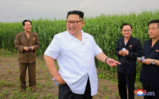北朝鮮北西部の農場を視察する金正恩委員長(朝鮮中央通信が6月30日公開)=朝鮮中央通信・共同 北朝鮮北西部の農場を視察する金正恩委員長(朝鮮中央通信が6月30日公開)=朝鮮中央通信・共同