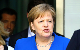 2日、政権の崩壊危機を回避したメルケル首相=ロイター 2日、政権の崩壊危機を回避したメルケル首相=ロイター