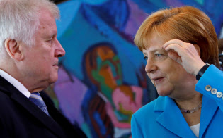 キリスト教社会同盟(CSU)のゼーホーファー内相(左)は自らの辞任をちらつかせてメルケル首相(右)降ろしに加担した=ロイター キリスト教社会同盟(CSU)のゼーホーファー内相(左)は自らの辞任をちらつかせてメルケル首相(右)降ろしに加担した=ロイター