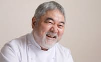1954年北海道生まれ。1985年東京・四谷に「オテル・ドゥ・ミクニ」をオープン。2015年9月フランス共和国レジオン・ドヌール勲章シュバリエを受勲。子供の食育活動などにも取り組む。
