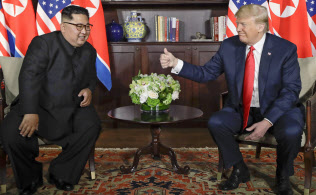 金正恩氏は朝鮮半島の完全な非核化を約束した(6月12日、シンガポールでの米朝首脳会談)=AP 金正恩氏は朝鮮半島の完全な非核化を約束した(6月12日、シンガポールでの米朝首脳会談)=AP