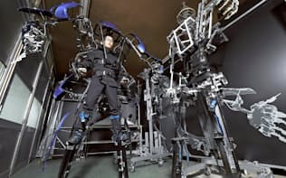 スケルトニクスが開発したロボットと阿嘉倫大社長（東京都八王子市）
