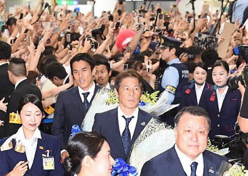 サッカー日本代表帰国 空港に徹夜組サポーターも 日本経済新聞