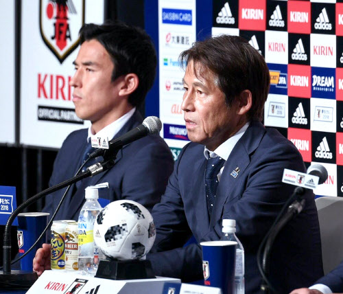 西野監督 素晴らしいサッカー 日本代表が帰国 日本経済新聞