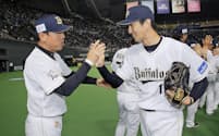 セーブを挙げ、福良監督（左）とタッチするオリックス・増井。昨今の野球ではブルペンがチームの浮沈を左右する=共同