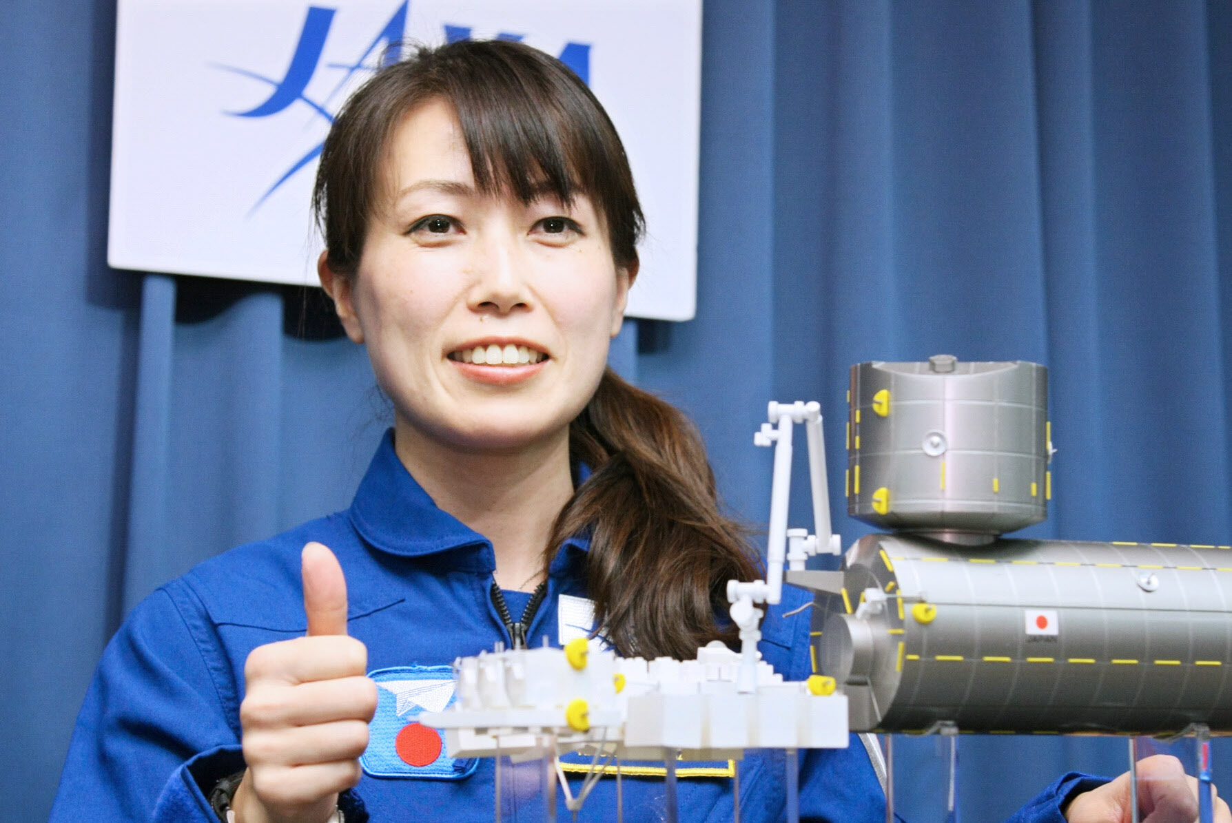 宇宙へ飛び立つのを前に飛行服姿で記者会見した山崎直子氏（2009年12月）