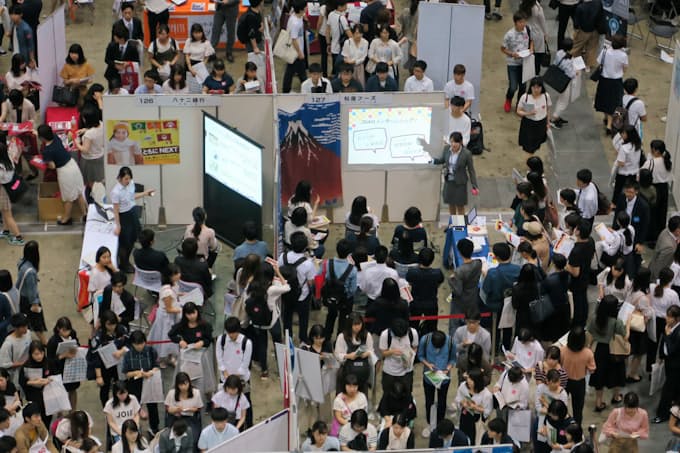 3年生 早くも就活始動 インターンに7割 日本経済新聞