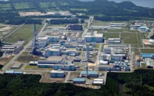 プルトニウムを製造する核燃料再処理施設（青森県六ケ所村）