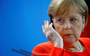 5日、ベルリンで記者会見するメルケル独首相=ロイター 5日、ベルリンで記者会見するメルケル独首相=ロイター