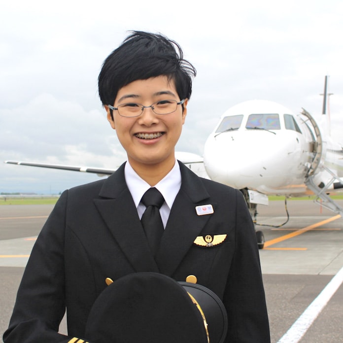 Hac初の女性パイロット 岸さん 自分に続いて 日本経済新聞 Hac初の女性パイロット 岸さん 自分に続いて 日本経済新聞