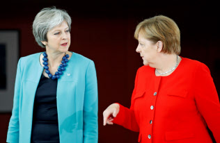 EUとの交渉が進むかは不透明さが残る(5日、ドイツのメルケル首相と会談するメイ英首相(左))=ロイター EUとの交渉が進むかは不透明さが残る(5日、ドイツのメルケル首相と会談するメイ英首相(左))=ロイター