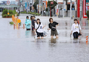 福岡で冠水続き30人孤立 なお県内87万人に避難指示 日本経済新聞