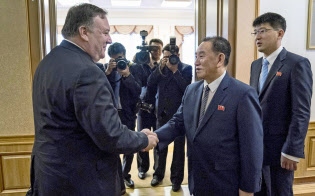 2日目の協議に際し握手するポンペオ米国務長官(左)と金英哲朝鮮労働党副委員長(7日、平壌)=AP 2日目の協議に際し握手するポンペオ米国務長官(左)と金英哲朝鮮労働党副委員長(7日、平壌)=AP