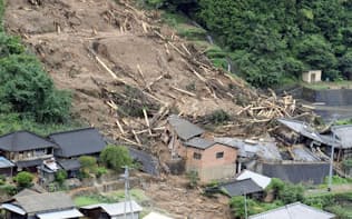 愛媛県西予市の土砂崩れ現場（8日午後0時41分）=共同