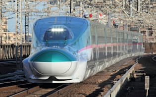 騒音を抑え、速度引き上げを目指す（東北新幹線を走る「E5系」車両）=JR東日本提供
