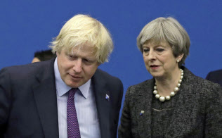 英国のメイ首相(中央)と話すジョンソン氏(左)=5月、ブリュッセル(AP) 英国のメイ首相(中央)と話すジョンソン氏(左)=5月、ブリュッセル(AP)