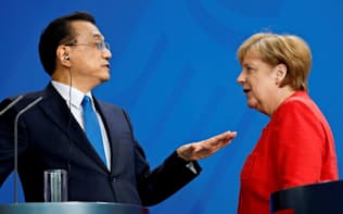 会見する中国の李克強首相(左)とドイツのメルケル首相=ロイター