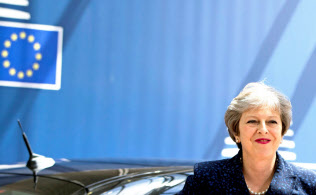 6月28日、EU首脳会議出席のためブリュッセルを訪れたメイ英首相=ロイター 6月28日、EU首脳会議出席のためブリュッセルを訪れたメイ英首相=ロイター