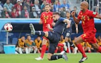 準決勝のベルギー戦前半、ゴールを狙うフランスのジルー(中)=三村幸作撮影