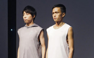 契約メーカーの新シューズ発表会に出席した陸上男子の大迫傑(右)と設楽悠太。大迫は来年の東京マラソン出場の意向を表明した(11日、東京都内)=共同 契約メーカーの新シューズ発表会に出席した陸上男子の大迫傑(右)と設楽悠太。大迫は来年の東京マラソン出場の意向を表明した(11日、東京都内)=共同