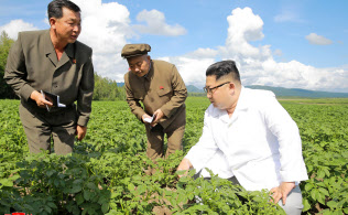 農場を訪れた金正恩委員長(朝鮮中央通信配信)=ロイター 農場を訪れた金正恩委員長(朝鮮中央通信配信)=ロイター