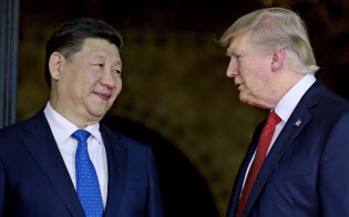 市場は米中対立の激化を嫌気した(2017年4月、米フロリダで会談したトランプ大統領と習近平主席)=ロイター 市場は米中対立の激化を嫌気した(2017年4月、米フロリダで会談したトランプ大統領と習近平主席)=ロイター