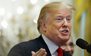 トランプ大統領はサウジアラビアのサルマン国王に原油増産を要請した=AP トランプ大統領はサウジアラビアのサルマン国王に原油増産を要請した=AP