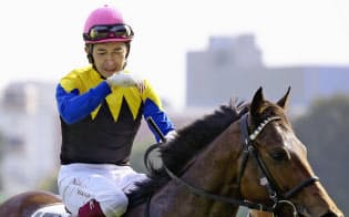 福永は19回目の挑戦で悲願の日本ダービー制覇を成し遂げた=共同 福永は19回目の挑戦で悲願の日本ダービー制覇を成し遂げた=共同