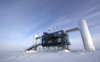 南極点にあるニュートリノ観測施設「アイスキューブ」=IceCube Collaboration提供