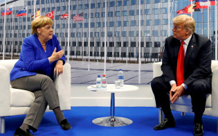 メルケル独首相(左)とトランプ米大統領=ロイター メルケル独首相(左)とトランプ米大統領=ロイター