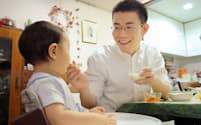 帰宅後、子供に食事を与える三井住友海上火災保険の和田真一さん