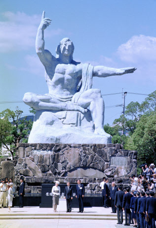 平和公園に到着し、平和祈念像前で献花した天皇、皇后両陛下(1995年7月、長崎市)=時事 平和公園に到着し、平和祈念像前で献花した天皇、皇后両陛下(1995年7月、長崎市)=時事