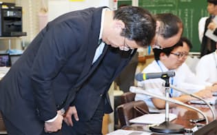 記者会見で謝罪する東日本銀行の酒井常務取締役（手前）とコンコルディアFGの神沢常務執行役員（13日午後、日銀本店）