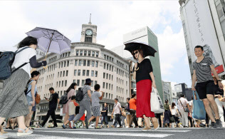 厳しい暑さの東京・銀座で日傘を差して歩く女性(14日午前)=共同 厳しい暑さの東京・銀座で日傘を差して歩く女性(14日午前)=共同