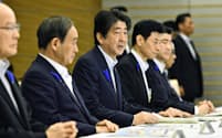西日本豪雨の非常災害対策本部会合で発言する安倍首相（中央、15日午前、首相官邸）=共同