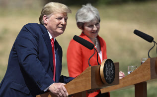 トランプ米大統領(左)とメイ英首相(13日)=AP トランプ米大統領(左)とメイ英首相(13日)=AP