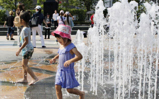 39.0度を観測した岐阜市で水遊びする子どもたち(16日午後)=共同 39.0度を観測した岐阜市で水遊びする子どもたち(16日午後)=共同